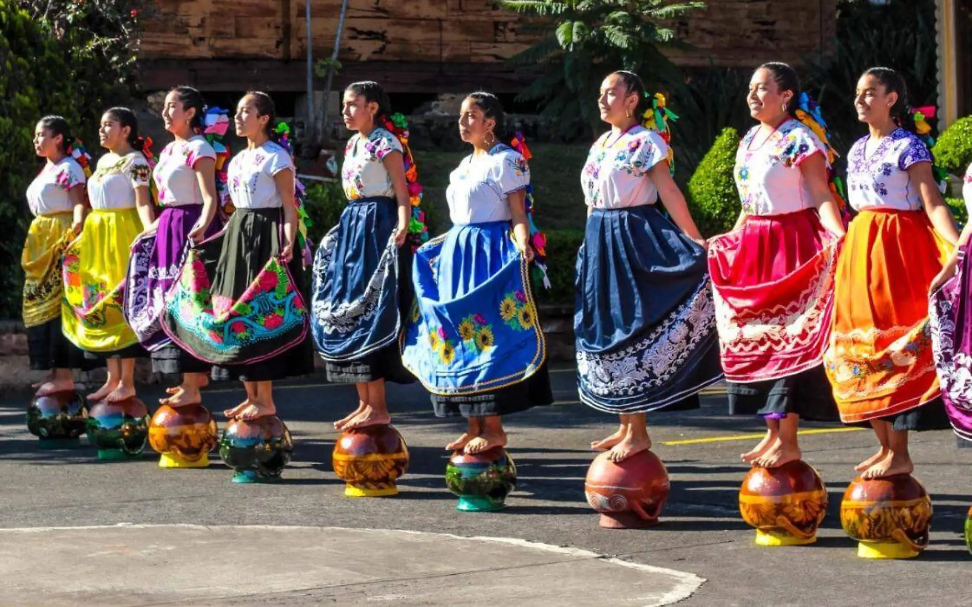 Mujeres bailando la danza de la Olla y Chapata